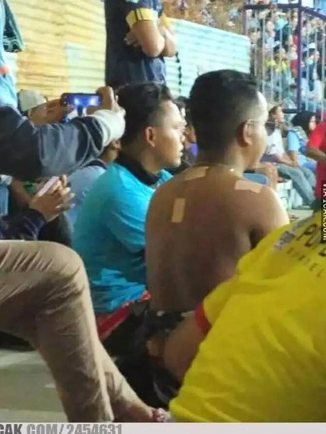 8 Potret Nyeleneh Orang saat Nonton Bola di Stadion Ini Kocak