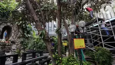 Pekerja membuat dekorasi untuk perayaan Natal di Gereja Katedral, Jakarta, Senin (23/12/2019). Menjelang Natal, Gereja Katedral mulai melakukan persiapan dengan mendekorasi ruangan serta memasang berbagai ornamen. (Liputan6.com/Johan Tallo)