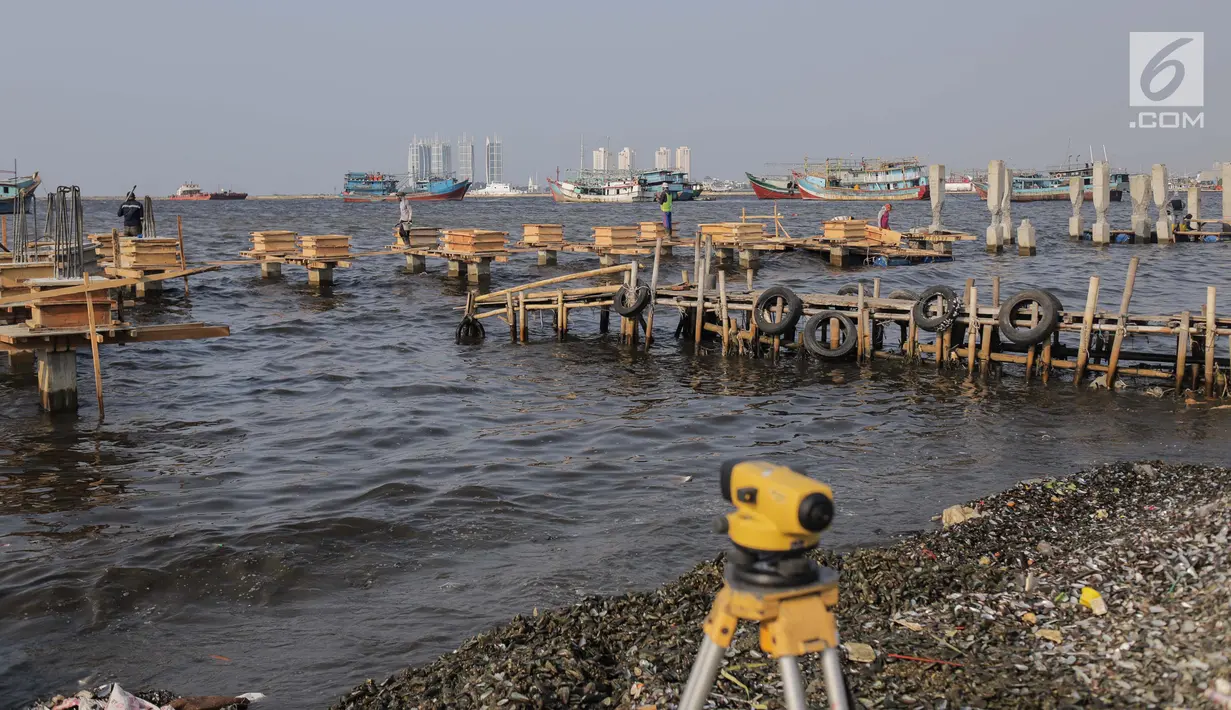 Pekerja menyelesaikan pondasi dermaga di Muara Angke, Jakarta Utara, Rabu (3/7/2019). Pemprov DKI Jakarta membangun dermaga dengan panjang mencapai 300 meter dengan lebar sekitar tujuh meter dilengkapi dengan jembatan penghubung serta pemecah ombak sepanjang 480 meter. (Liputan6.com/Faizal Fanani)