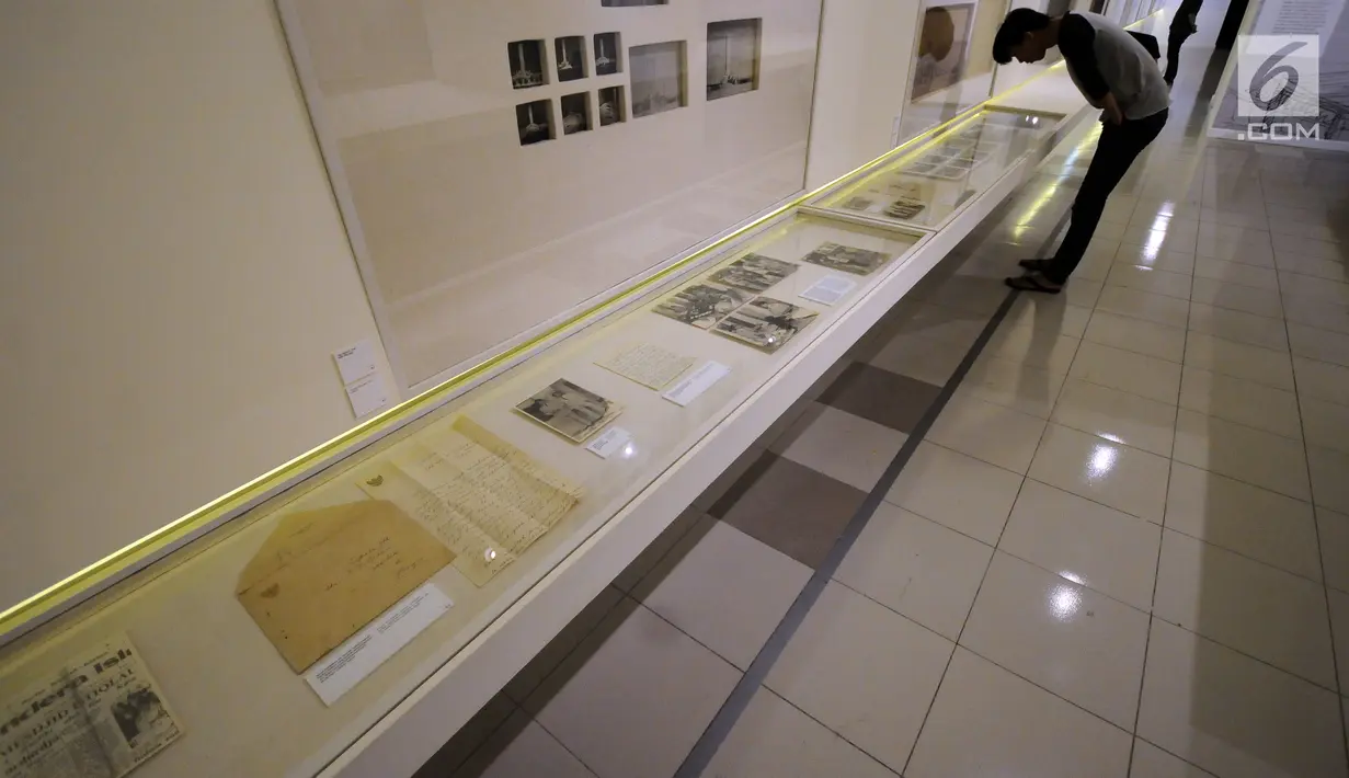 Pengunjung melihat arsip ruang pameran dokumen Friedrich Silaban di Galeri Nasional, Jakarta, Sabtu (11/11). Friedrich Silaban merupakan arsitek pembangunan sejumlah gedung institusional penting di Indonesia. (Liputan6.com/Helmi Fithriansyah)