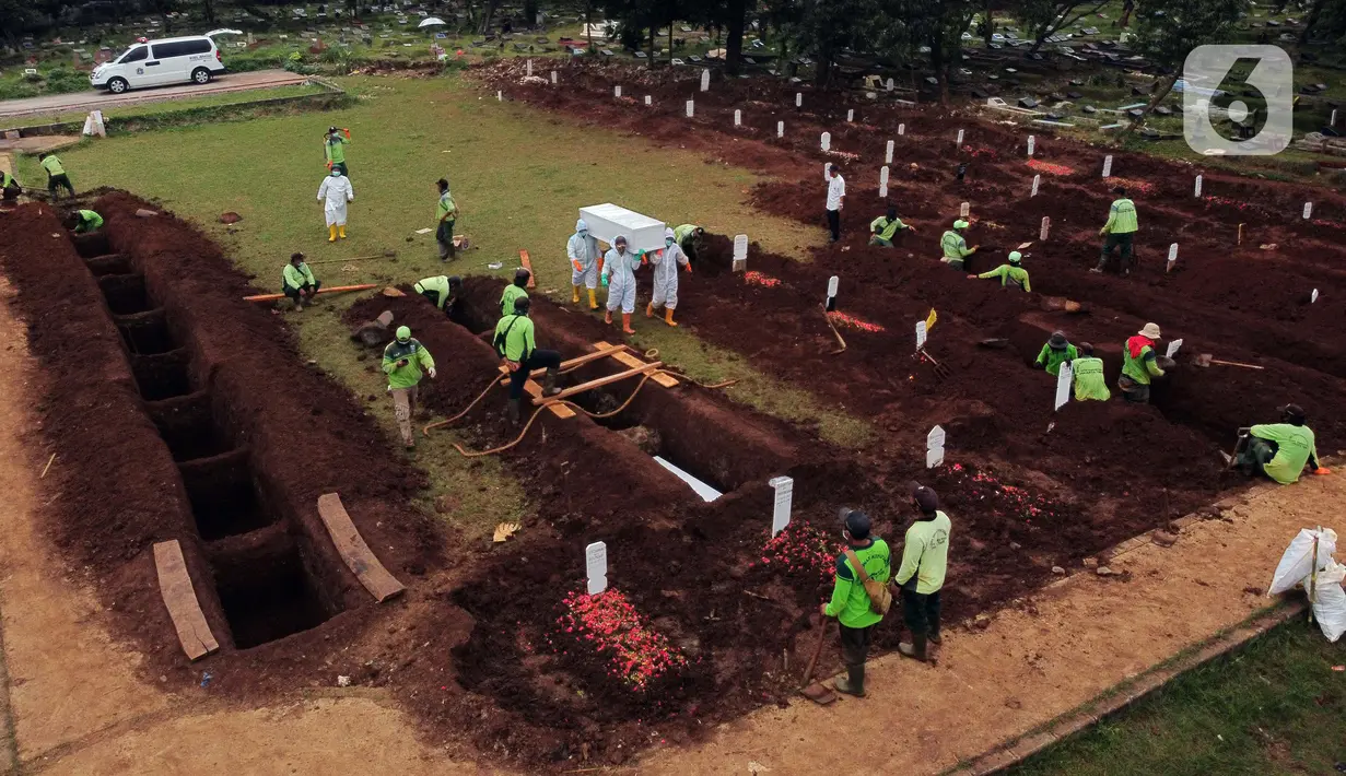 Foto udara area khusus pemakaman jenazah dengan protokol COVID-19 di TPU Bambu Apus, Jakarta, Jumat (22/1/2021). Lahan pemakaman khusus dengan luas 3.000 meter persegi di TPU Bambu Apus ini diperkirakan mampu menampung 700 jenazah dengan protokol COVID-19. (Liputan6.com/Helmi Fithriansyah)