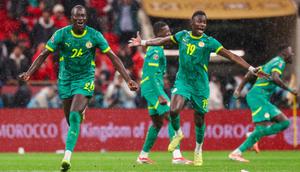 Gelandang Senegal #26, Pape Gueye (kiri), dan rekan-rekan setimnya merayakan kemenangan mereka di akhir pertandingan final Piala Afrika (CAN) 2025 antara Senegal dan Maroko di Stadion Pangeran Moulay Abdellah di Rabat, Senin (19-1-2026) dini hari WIB. (FRANCK FIFE/AFP)