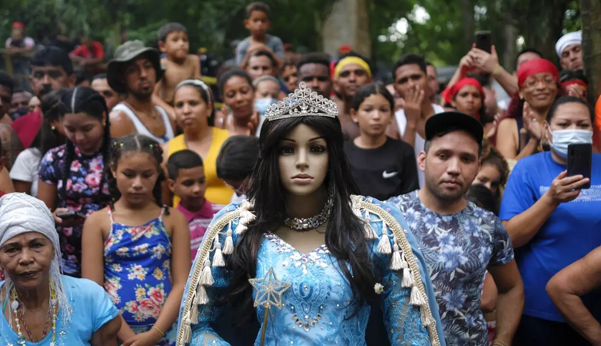 Patung Maria Lionza berdiri di depan pengikut alirannya saat pertemuan tahunan di Gunung Sorte, Yaracuy, Venezuela, 11 Oktober 2021. Bersama dengan Santeria, Venezuela adalah rumah bagi agama-agama rakyat lainnya seperti Maria Lionza. (AP Photo/Matias Delacroix)