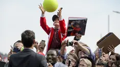 Seorang penggemar cilik menangkap bolanya kembali setelah ditanda tangani petenis Swiss, Roger Federer di Biel, Swiss, (21/4/2016). (AFP/Fabrice Coffrini)