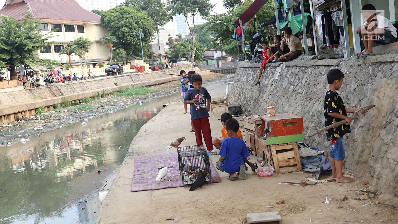 Tunggu Waktu Buka Puasa, Anak-anak Ini Main di Bantaran Ciliwung