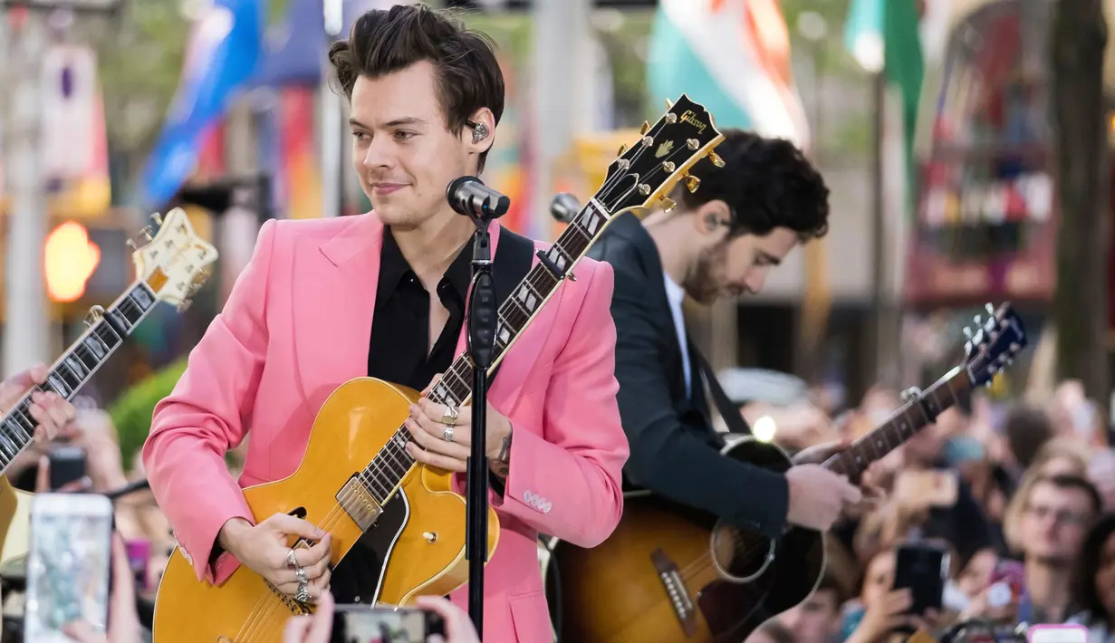 Penyanyi Harry Styles saat menghibur penonton di acara NBC "Today" di Rockefeller Plaza, New York (9/5). Mantan kekasih Taylor Swift ini menyuguhkan dua lagu terbarunya, Ever Since New York dan Carolina. (Charles Sykes/Invision/AP)