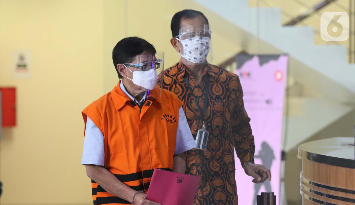 Mantan Direktur Teknik dan Pengelolaan Armada Garuda, Hadinoto Soedigno sebelum rilis penahanan di Gedung KPK, Jakarta, Jumat (4/12/2020). Hadinoto merupakan tersangka ketiga dalam kasus suap di Garuda. Sebelumnya KPK menetapkan Emirsyah Satar dan Soetikno Soearjo (Liputan6.com/Helmi Fithriansyah)