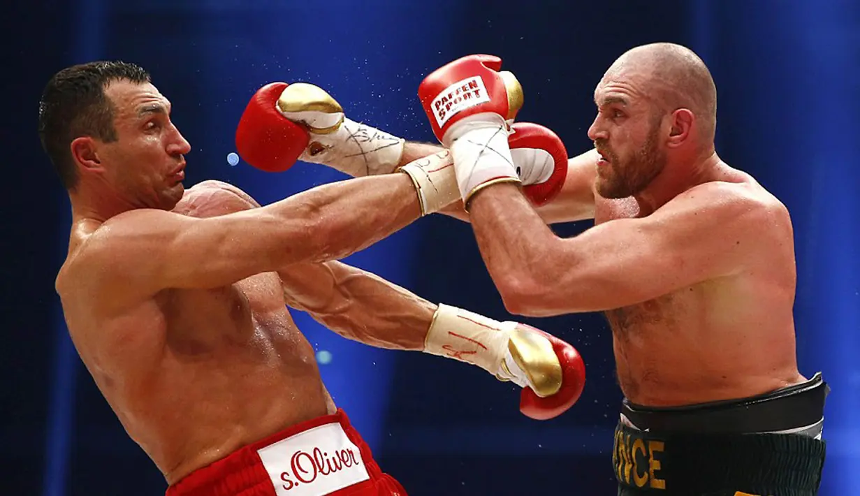Pertandingan tinju antara Wladimir Klitschko melawan Tyson Fury, Dusseldorf, Minggu (29/11/2015). Fury pun menyudahi dominasi Klitschko yang dalam sembilan tahun terakhir menjadi penguasa tinju kelas berat.. (Dailymail.co.uk)