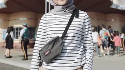 Jalan-jalan ke Universal Studios Jepang, istri Paul Andre Partohap ini kenakan kaus motif stripes dipadukan dengan celana berwarna cokelat. Selain untuk mendukung penampilannya jadi makin menarik, kacamata hitam yang dikenakan oleh YouTuber kelahiran Palembang ini tentunya melindungi matanya dari sinar matahari langsung. (Liputan6.com/IG/@gitasav)