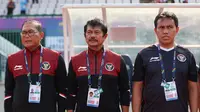 (kiri ke kanan) Manajer Timnas Indonesia U-22 Sumardji, pelatih kepala Indra Sjafri dan asisten pelatih Bima Sakti berbaris sebelum dimulainya laga Grup A SEA Games 2023 menghadapi Filipina di Olympic Stadium, Phnom Penh, Kamboja, Sabtu (29/4/2023). (Bola.com/Abdul Aziz)