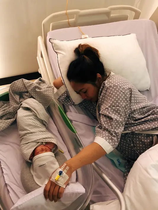 Lahirnya bayi mungil tersebut secara otomatis Marcell dan istri juga memiliki peran baru sebagai orang tua. Nah, menjadi ayah baru, Marcell tentu sangat bahagia. Kehadiran anaknya tersebut bisa menjadi pelepas lelah sepulang kerja. (Instagram/marcelldarwin)