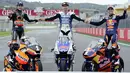 Juara dunia MotoGP 2012 Jorge Lorenzo (tengah), berpose dengan juara dunia Moto2, Marc Marquez (kiri) dan juara dunia Moto3, Sandro Cortese seusai GP Valencia di Sirkuit Ricardo Tormo, Valencia, (11/11/2012). (AFP Photo/Javier Soriano)