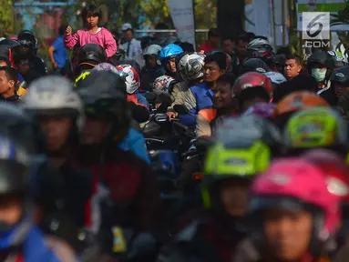 Pemudik sepeda motor gratis mengantre naik kapal di Pelabuhan Tanjung Priok, Jakarta, Rabu (13/6). Pada program mudik gratis ke Semarang ini kuota penumpang yang berangkat sebanyak 11.938 pemudik dan 5.555 motor. (Merdeka.com/imam buhori)