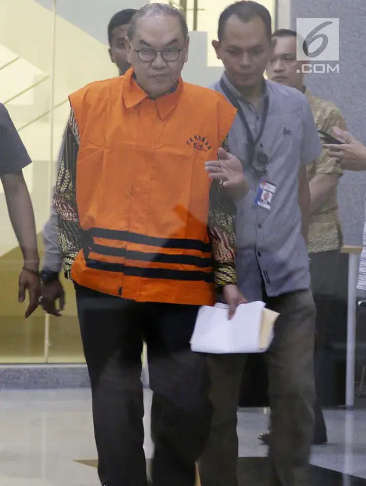 Tersangka pemegang Johannes Budisutrisno Kotjo usai menjalani pemeriksaan dan menuju mobil tahanan di Gedung KPK Jakarta, Sabtu (14/7). KPK resmi menahan Johannes dan anggota DPR Komisi VII Eni Maulani Saragih. (Liputan6.com/Johan Tallo)