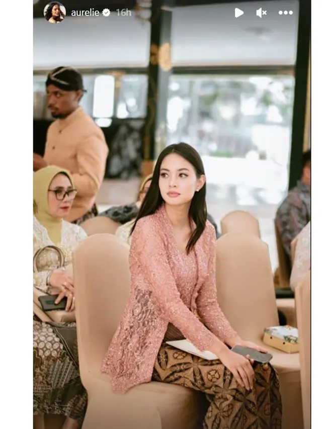 6 Potret Aurelie Moeremans di Pernikahan Amanda Gonzales, Menawan Pakai Kebaya