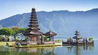 Malam tahun baru akan terasa lebih semarak dengan mendatangi sejumlah pesta yang diadakan di pantai-pantai Bali, dentuman musik yang heboh, suasana pergantian tahun akan lebih menyenangkan. (internationalfitnessholidays.com) 