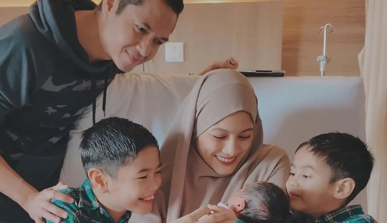 Alyssa Soebandono terbilang aktif mengunggan momen semasa hamil ketiga melalui media sosial. Tentu saja, kelahiran putri pertama sekaligus anak ketiga ini juga tak lepas dari sorotan netizen. (Liputan6.com/IG/@ichasoebandono)
