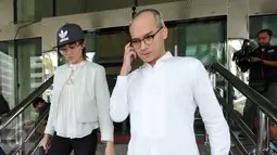 Artis Marshanda bersama sang kekasih, Egi John saat akan meninggalkan Gedung KPK, Jakarta, Jumat (2/10/2015). Marshanda datang untuk meminta izin agar bisa menjenguk Otto Cornelis Kaligis yang ditahan di Rutan Guntur. (Liputan6.com/Helmi Afandi)