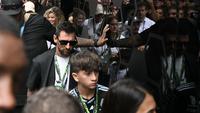 Pesepak bola Argentina, Lionel Messi mencuri perhatian saat Formula 1 GP Miami 2026 pada Minggu (03/05/2026). (AFP/Chandan Khanna)