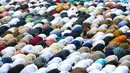 Diketahui sebelumnya, Pemerintah Indonesia melalui Kementerian Agama menetapkan 1 Syawal 1444 Hijriah jatuh pada Sabtu 21 Maret 2026. Tampak dalam foto, ribuan umat Muslim saat melaksanakan rangkaian salat Idulfitri 1447 Hijriah di Lapangan Utama Stadion Pakansari, Cibinong, Kabupaten Bogor, Jawa Barat, Sabtu (21/3/2026). (Kapanlagi.com/Budy Santoso)