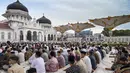 Umat muslim melaksanakan salat Idul Adha di Masjid Baiturrahman, Banda Aceh, Aceh, Minggu (10/7/2022). (CHAIDEER MAHYUDDIN/AFP)