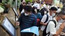 Peserta antre untuk mengikuti Ujian Tulis Berbasis Komputer (UTBK) Seleksi Bersama Masuk Perguruan Tinggi Negeri (SBMPTN) 2022 gelombang pertama di Universitas Pembangunan Nasional (UPN), Jakarta, Selasa (17/5/2022). UTBK SBMPTN 2022 digelar mulai hari ini hingga 23 Mei 2022. (merdeka.com/Arie Basuki)