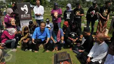 Bakal Cagub DKI, Rizal Ramli (kemeja biru) berziarah ke makam Benyamin Sueb di TPU Karet Bivak, Jakarta, Senin (5/9). Ziarah Rizal Ramli dalam rangka memperingati haul ke-21 tokoh Betawi yang akrab disapa Benyamin S itu. (Liputan6.com/Gempur M Surya)
