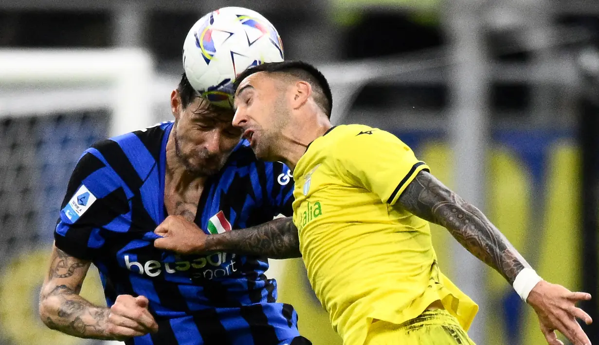 Bek Inter Milan asal Italia, Francesco Acerbi (kiri) berebut bola dengan gelandang Lazio asal Uruguay, Matias Vecino selama pertandingan sepak bola Serie A Italia di stadion San Siro, Milan, pada 18 Mei 2025. (Nicolo Campo/AFP)