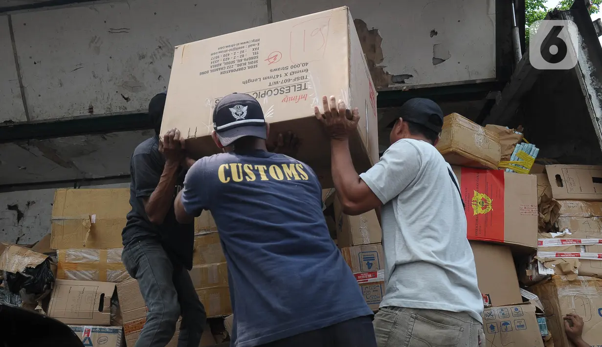 Kepala KPPBC TMP A Bekasi, Yanti Sarmuhidayantie mengatakan, terdapat sebanyak 4,16 juta batang rokok ilegal yang dimusnahkan senilai Rp2,82 miliar. (merdeka.com/Imam Buhori)