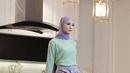 Tampil dalam busana pastel, Donita terlihat begitu menawan. Ia pun selalu terlihat memadukan hijab serta celana dan tas dalam satu warna senada. (Liputan6.com/IG/@donitabhubiy)