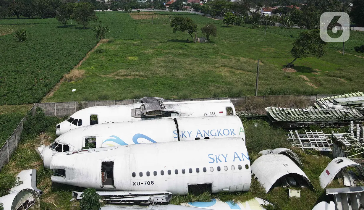 Foto udara bangkai pesawat di sebuah lahan kawasan Jampang, Kabupaten Bogor, Jawa Barat, Kamis (25/8/2022). Kabarnya, puluhan bangkai pesawat tersebut sengaja didatangkan dari berbagai daerah untuk dimodifikasi kembali agar bisa digunakan sebagai salah satu properti untuk kafe dan restoran. (Liputan6.com/Herman Zakharia)
