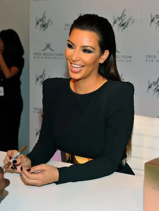 Seorang sumber mengatakan pada PEOPLE, sampai saat ini baik Kim dan Kanye tidak mengetahui adanya kabar perceraian merak. Keduanya masih tetap menghabiskan waktu bersama. (AFP/Bintang.com)