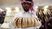 Para pedagang emas asal Arab Saudi mendapat keuntungan berkali-kali lipat.