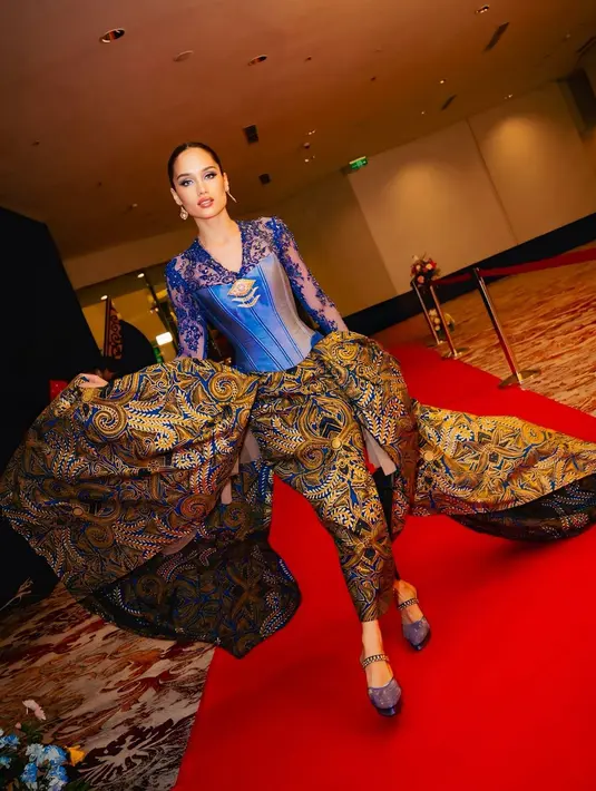 Cinta Laura tampil glamor kenakan kebaya modifikasi biru dengan korset dan bros di bagian luar [@claurakiehl]