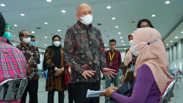 Menteri Koperasi dan UKM Teten Masduki meninjau proses vaksinasi terhadap pelaku UMKM di Yogyakarta