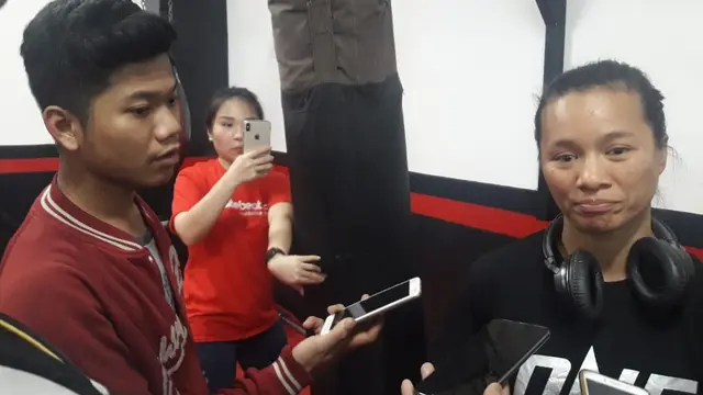 Petarung wanita Indonesia, Priscilla Lumban Gaol, cukup menarik perhatian media dan masyarakat yang hadir di acara Open Workout, Selasa (16/1). (Liputan6.com/Luthfie Febrianto)