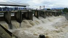 Seiring dengan guyuran hujan deras yang tak henti, ketinggian air pada beberapa titik di Jakarta siang ini terus meningkat. Pintu Air Karet bahkan kini ketinggian airnya menembus Siaga I. 