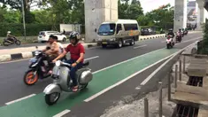 Pengendara sepeda motor melintasi jalur khusus sepeda di Jalan Fatmawati Raya, Jakarta, Rabu (22/1/2020). Kurangnya penerapan sanksi menyebabkan jalur khusus bagi pesepeda tersebut tidak steril dari kendaraan bermotor. (Liputan6.com/Immanuel Antonius)