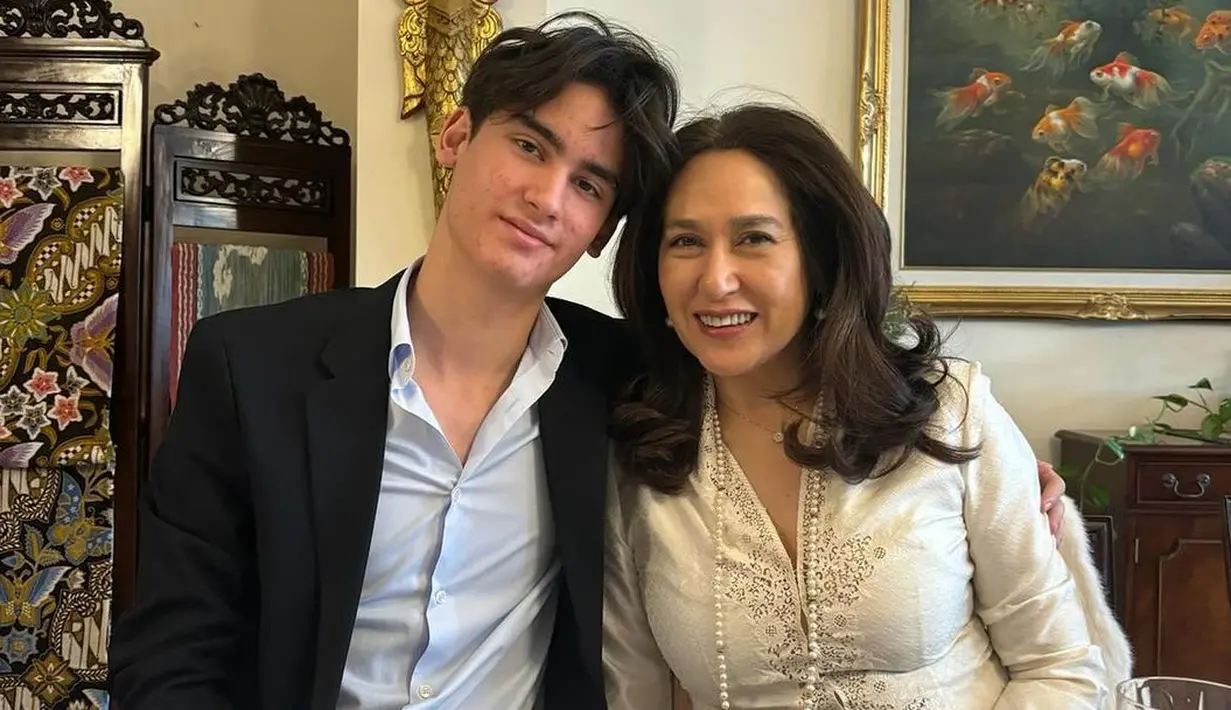 <p>Potret&nbsp;Kartika Sari Dewi Soekarno bersama putranya,&nbsp;Frederik Kiran Soekarno Seegers. (dok. Instagram @kartikasoekarnofoundation/<a href="https://www.instagram.com/p/C5ls352t1R-/">https://www.instagram.com/p/C5ls352t1R-/</a>)</p>