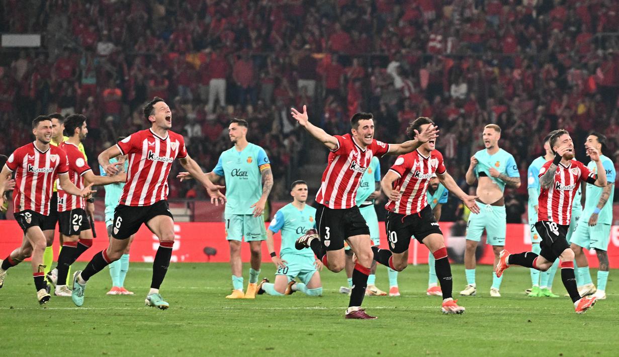 Pemain Athletic Bilbao merayakan kemenangan atas Real Mallorca pada laga final Copa del Rey di Stadion Olimpico de Sevilla, Minggu (7/4/2024). Bilbao terakhir naik podium saat juara Copa del Rey 1984. Mereka sempat mencapai final enam kali, namun semuanya berakhir dengan kekalahan, termasuk pada musim 2020-2021. (AFP/Javier Soriano)