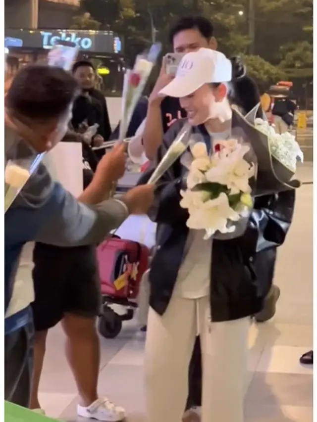 6 Potret Agnez Mo Pulang Indonesia Disambut Fans di Bandara, Penuh Kejutan