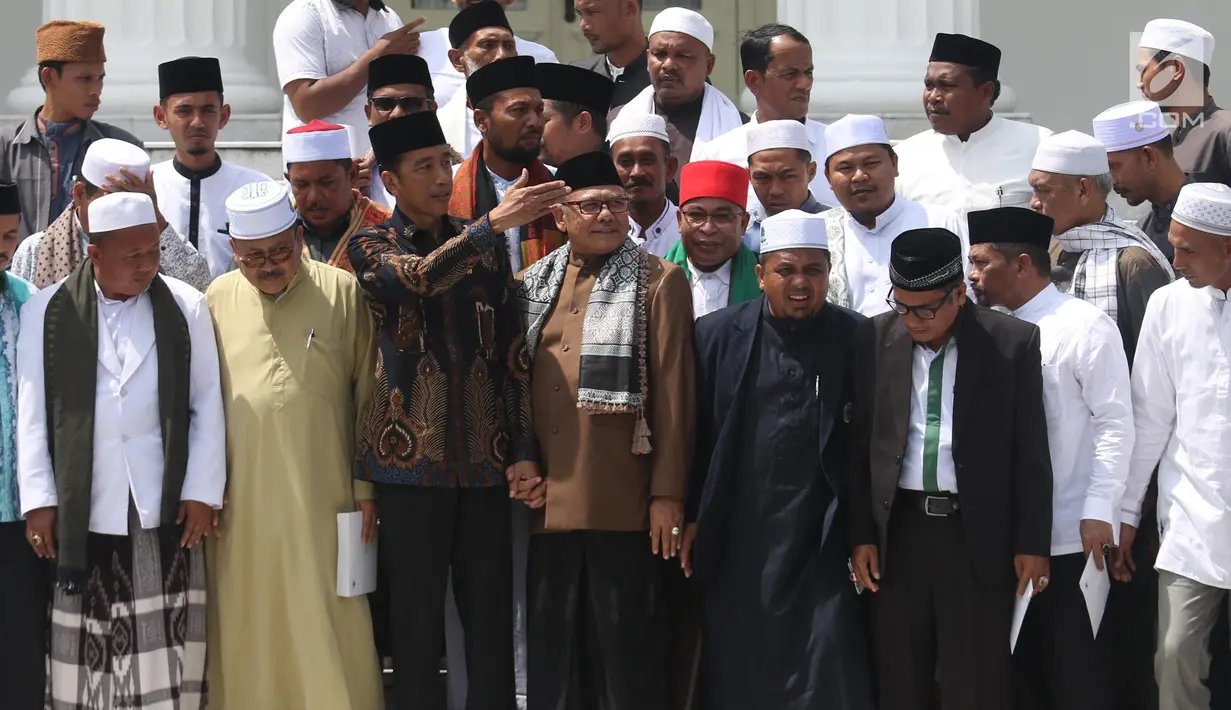 Presiden Joko Widodo (Jokowi) bersiap berfoto dengan ulama asal Provinsi Aceh usai pertemuan di Istana Negara,Jakarta, Selasa (5/3/2019). Para tokoh masyarakat, para alim ulama, para abu ingin bersilaturahmi dengan Jokowi. (Liputan6.com/Angga Yuniar)