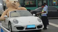 Untuk mendapatkan kekasih hati pria di China membawa boneka beruang raksasa menggunakan Porsche. (Shanghaiist)