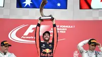 Pembalap Red Bull, Daniel Ricciardo (tengah), merayakan kemenangan pada lanjutan seri F1 di GP Azerbaijan, Minggu (25/6/2017). Valtteri Bottas (kiri) dan Lance Stroll melengkapi podium. (AFP/Andrej Isakovic)