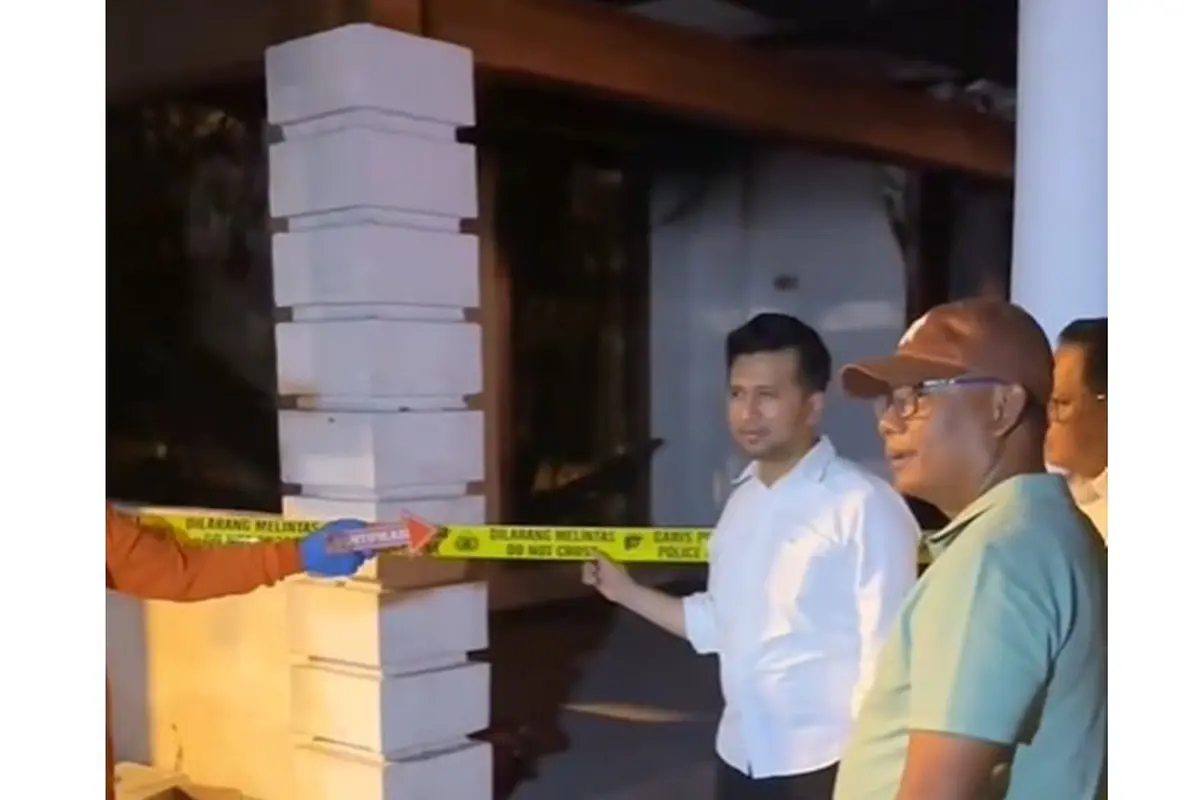 6 Potret Emil Dardak Pantau Kondisi Gedung Grahadi Pasca Dibakar dan Dijarah Massa