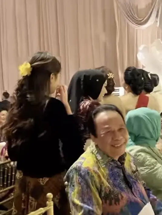 Tampak belakang, rambut panjang bergelombang warna coklatnya diikat setengah menggunakan jepitan kuning.[@mulanjameela1]