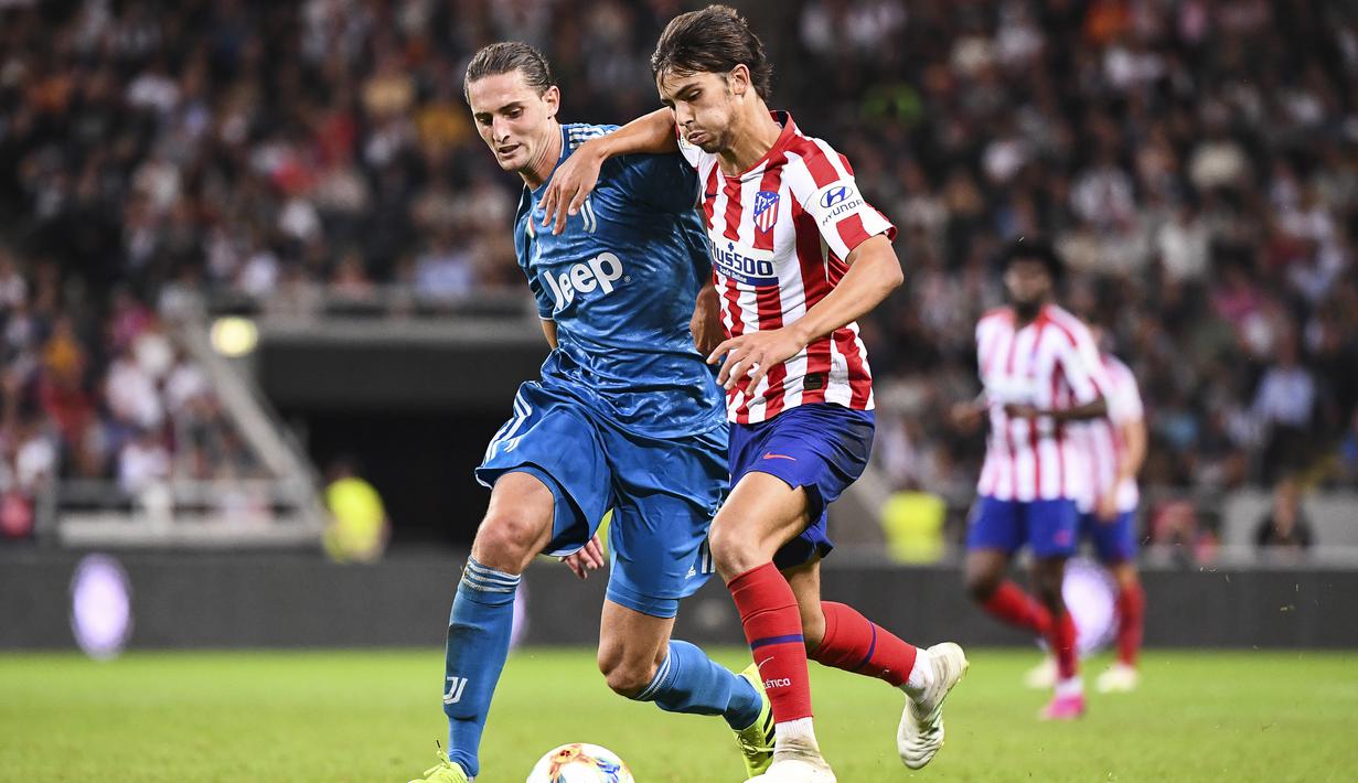 Gelandang Atletico Madrid, Joao Felix, berusaha melewati gelandang Juventus, Adrien Rabiot, pada laga ICC di Stadion Solna, Stockholm, Sabtu (10/8). Atletico menang 2-1 atas Juventus. (AFP/Jonathan Nackstrand)