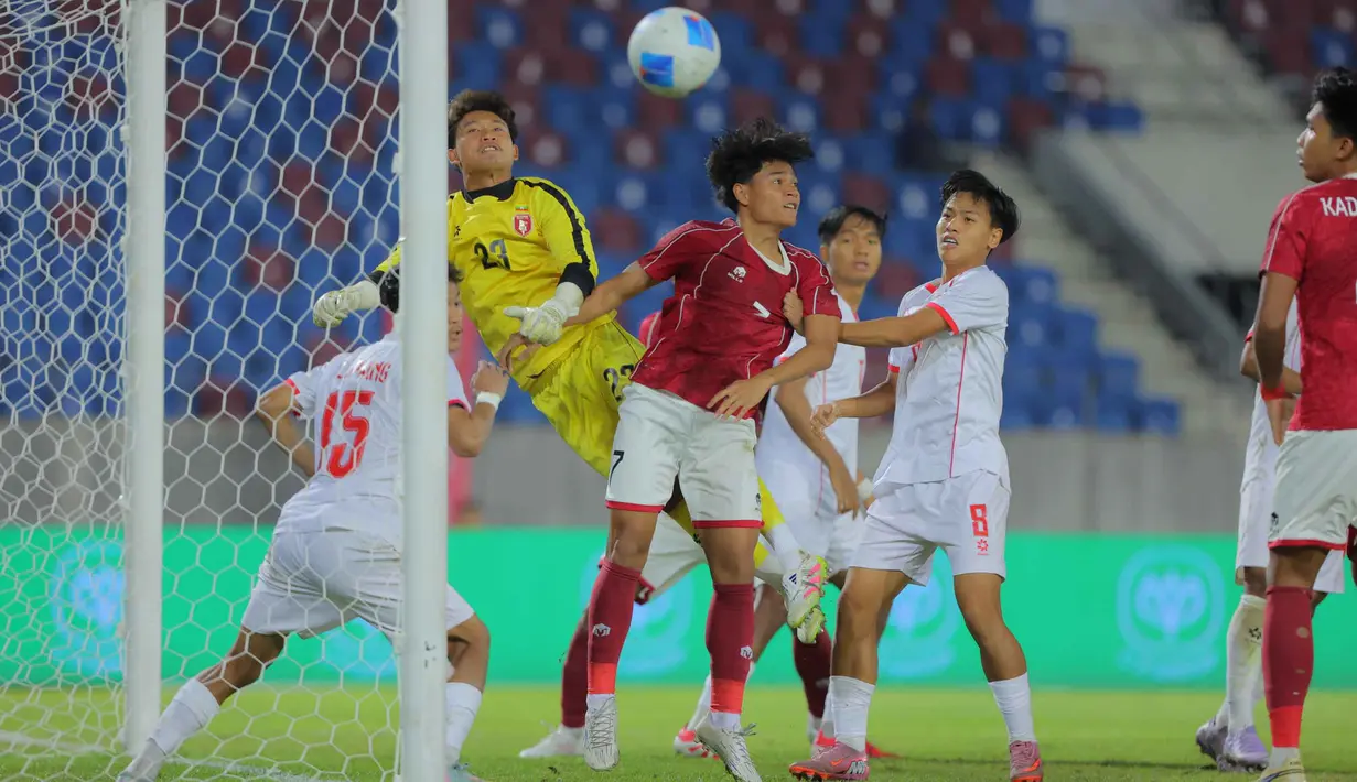Sebab, Timnas Indonesia U-22 kalah produktivitas gol dari Malaysia di klasemen runner up terbaik. Tampak dalam foto, Zanadin Fariz (Timnas Indonesia U-22 - tengah) berebut bola atas dengan beberapa pemain Myanmar pada pertandingan Grup C SEA Games 2025 di The 700th Anniversary of Chiang Mai Stadium, Thailand, Jumat (12/12/2025). (Bola.com/Bagaskara Lazuardi)