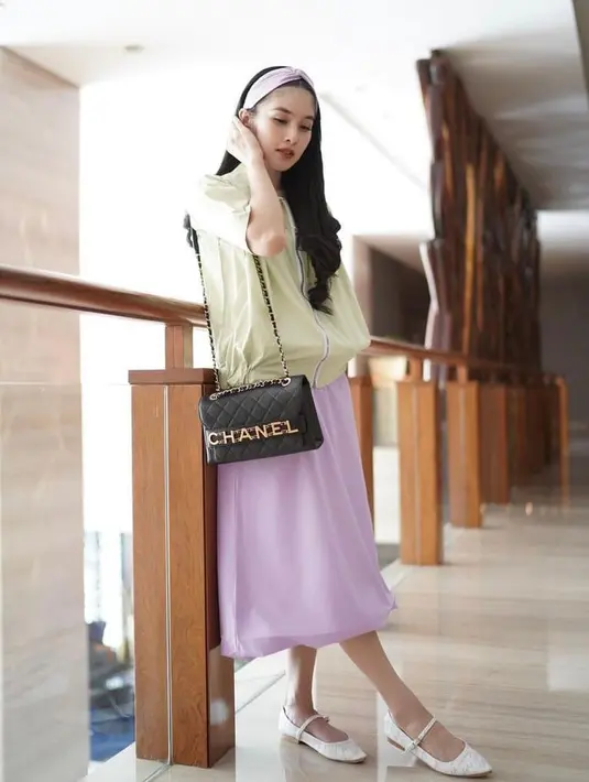 Lilac dan soft yellow bisa memberi kesan ceria pada tampilan. [@sandradewi88].