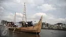 Deputi Bidang Koordinasi SDM, IPTEK, dan Budaya Maritim Safri Burhanuddin bersama kru kapal saat pelepasan kapal ekspedisi napak tilas "Spirit of Majapahit" di Dermaga Marina Ancol, Jakarta, Rabu (11/5). (Liputan6.com/Faizal Fanani)